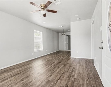 2475 Volga Avenue - Photo Thumbnail 2