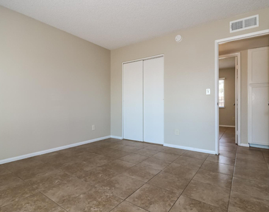 4810 W Desert Cove - Photo Thumbnail 9