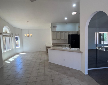 10302 E Coopers Hawk Drive - Photo Thumbnail 5