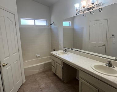 10302 E Coopers Hawk Drive - Photo Thumbnail 7