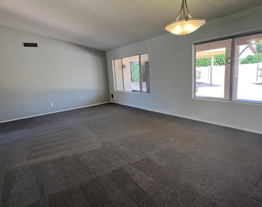 10302 E Coopers Hawk Drive - Photo Thumbnail 6