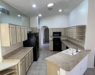 10302 E Coopers Hawk Drive - Photo Thumbnail 4