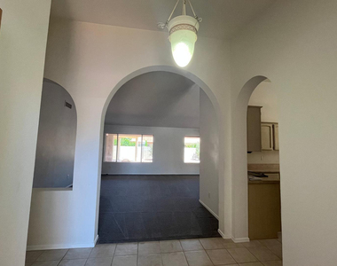 10302 E Coopers Hawk Drive - Photo Thumbnail 11