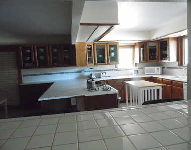 605 N Spur Circle - Photo Thumbnail 2
