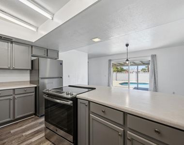 124 E Minton Drive - Photo Thumbnail 4