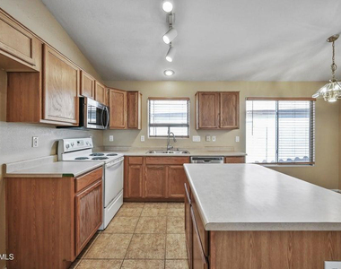 10930 W Wilshire Drive - Photo Thumbnail 2
