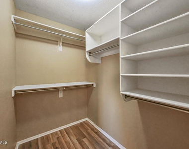 10930 W Wilshire Drive - Photo Thumbnail 12