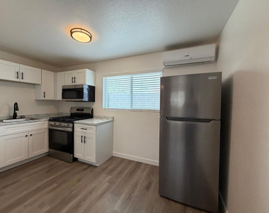1027 E Dunlap Avenue - Photo Thumbnail 6