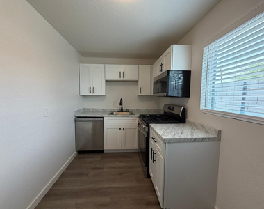 1027 E Dunlap Avenue - Photo Thumbnail 5