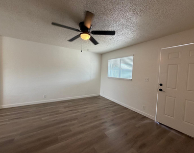 1027 E Dunlap Avenue - Photo Thumbnail 4