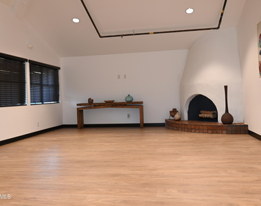 8649 E Royal Palm Road - Photo Thumbnail 29
