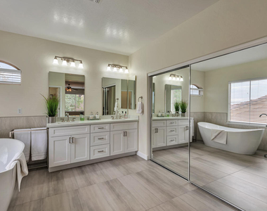 16457 N 103rd Place - Photo Thumbnail 12