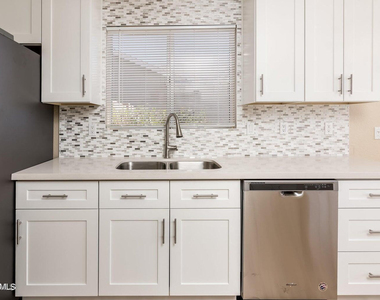 8564 W Ocotillo Road - Photo Thumbnail 11