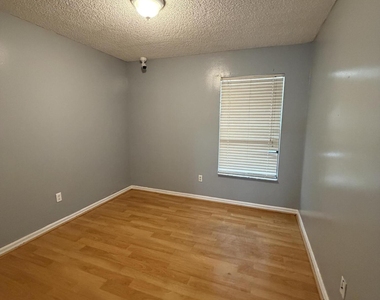 5072 Arbor Glen Circle - Photo Thumbnail 4