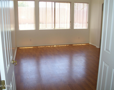 6933 W Remuda Drive - Photo Thumbnail 12