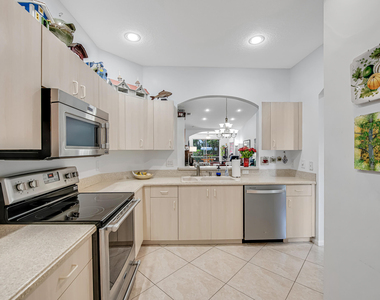 9543 Crescent View Drive N - Photo Thumbnail 17