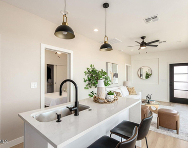 1725 W Sherman Street - Photo Thumbnail 6