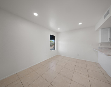 220 N 22nd Place - Photo Thumbnail 7