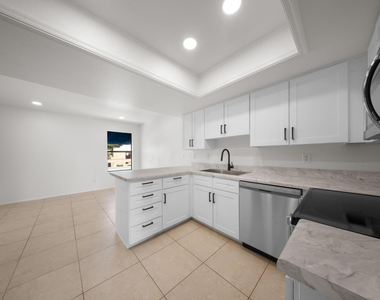 220 N 22nd Place - Photo Thumbnail 6