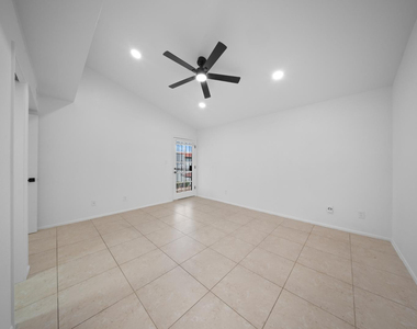 220 N 22nd Place - Photo Thumbnail 15