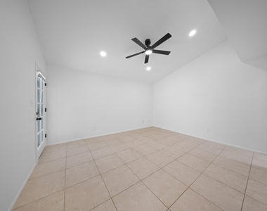 220 N 22nd Place - Photo Thumbnail 12