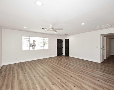 10537 W La Jolla Drive - Photo Thumbnail 13