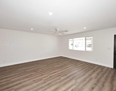 10537 W La Jolla Drive - Photo Thumbnail 10