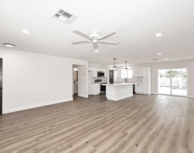 10537 W La Jolla Drive - Photo Thumbnail 9