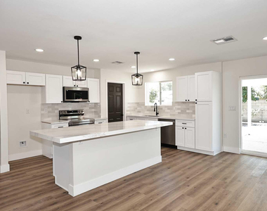 10537 W La Jolla Drive - Photo Thumbnail 15
