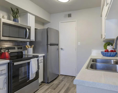 17031 N 11th Avenue - Photo Thumbnail 2