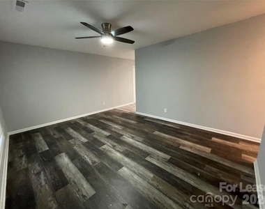 2815 Ravencroft Drive - Photo Thumbnail 2