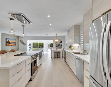530 Nw 14th Street - Photo Thumbnail 2