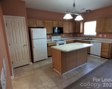 18040 Delmas Drive - Photo Thumbnail 10