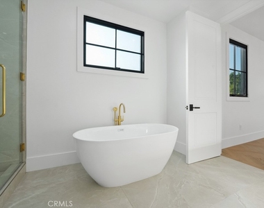 4539 Longridge Avenue - Photo Thumbnail 17