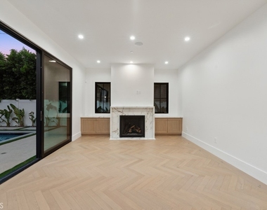 4539 Longridge Avenue - Photo Thumbnail 5