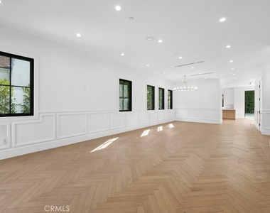 4539 Longridge Avenue - Photo Thumbnail 2