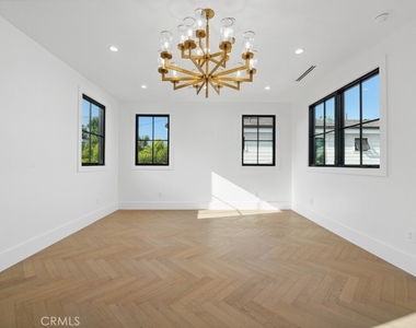 4539 Longridge Avenue - Photo Thumbnail 14
