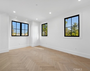 4539 Longridge Avenue - Photo Thumbnail 19