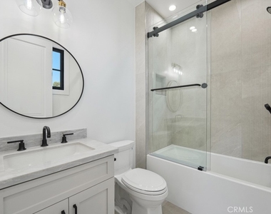 4539 Longridge Avenue - Photo Thumbnail 22