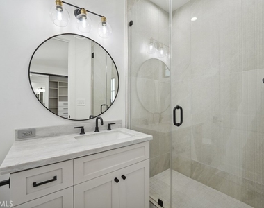 4539 Longridge Avenue - Photo Thumbnail 24