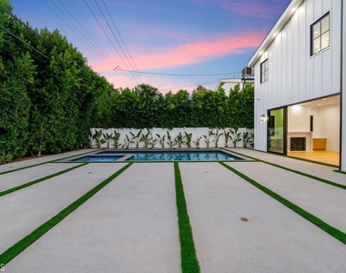 4539 Longridge Avenue - Photo Thumbnail 27