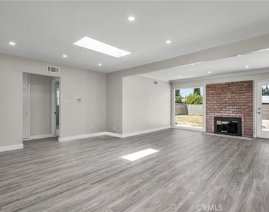 20431 Lassen Street - Photo Thumbnail 2