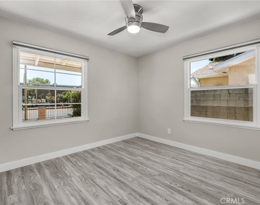 20431 Lassen Street - Photo Thumbnail 7