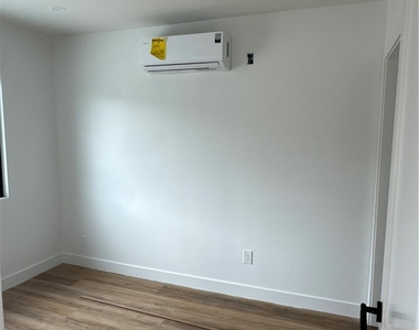 551 W Crescent Drive - Photo Thumbnail 4