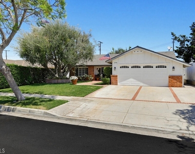 2705 E Jacaranda Avenue E - Photo Thumbnail 2