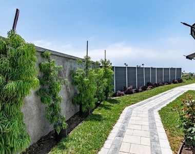 32 Dauphin - Photo Thumbnail 2