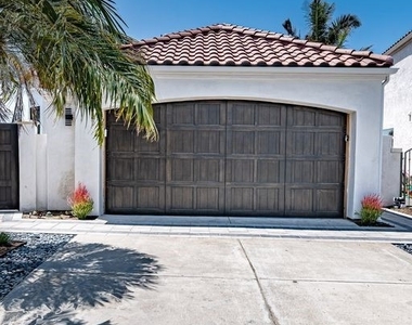 32 Dauphin - Photo Thumbnail 1