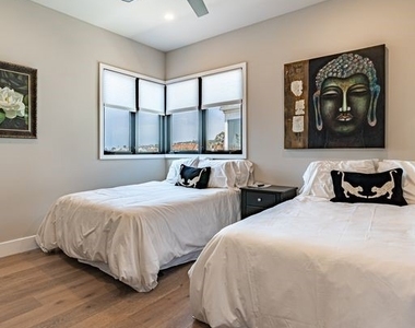 32 Dauphin - Photo Thumbnail 32