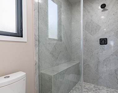 32 Dauphin - Photo Thumbnail 17