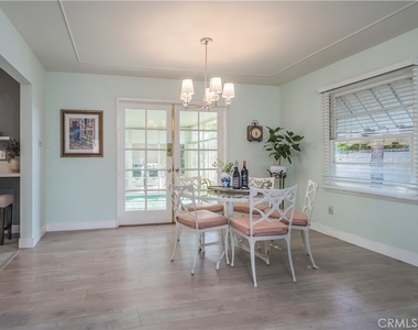 114 E Dexter Street - Photo Thumbnail 6